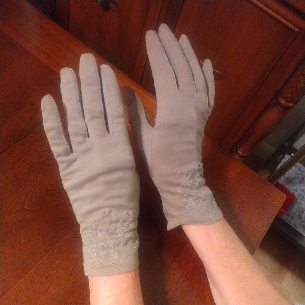 Beautiful Vintage 1950's Intricate Embroidered Taupe Suede Ladies Gloves